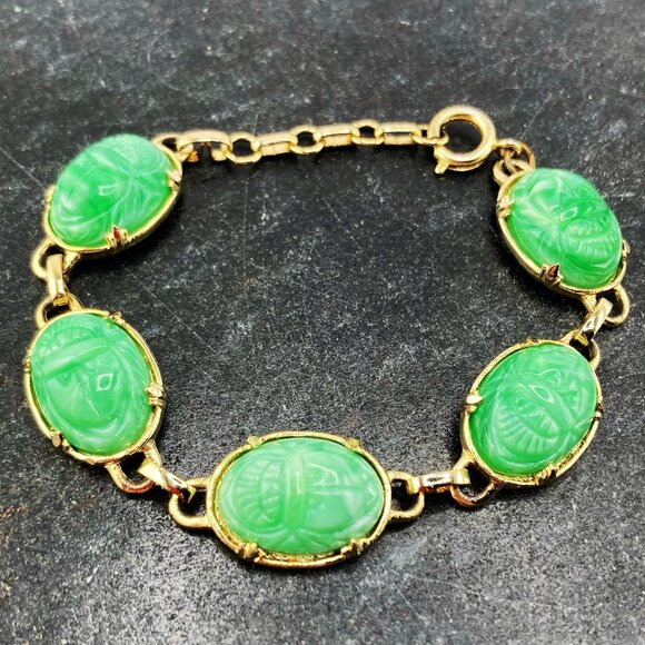 VINTAGE Gold tone metal and marbled jade green plastic scarab beetle bracelet - Picture 3 of 8